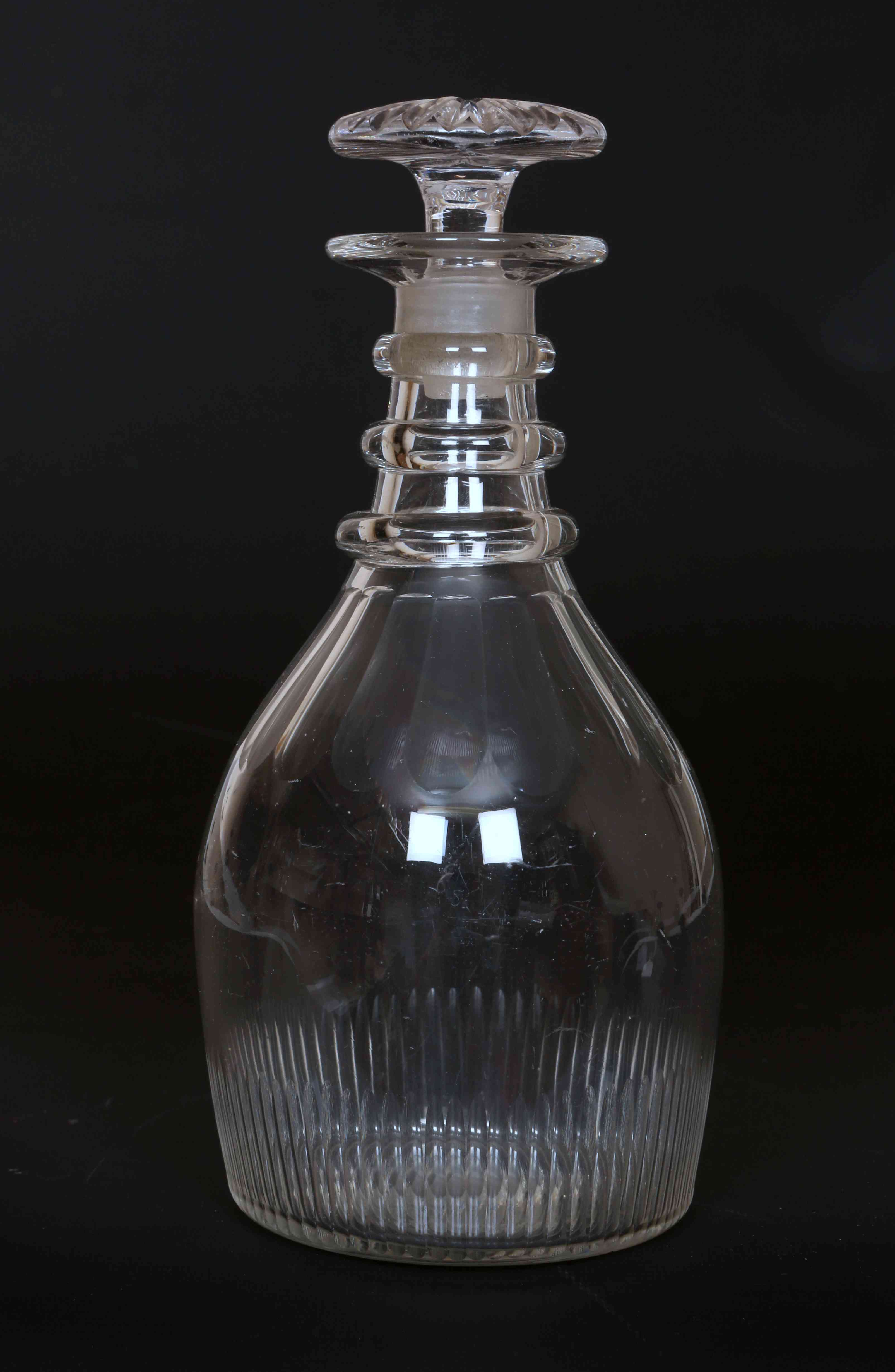 AN EARLY 19th CENTURY DECANTER, of mallet form, with flattened mushroom stopper,