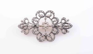 AN EDWARDIAN DIAMOND BROOCH,