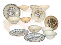 A GROUP OF CHINESE PROVINCIAL POTTERY AND PORCELAIN BLUE AND WHITE BOWLS AND DISHES,