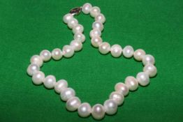 Freshwater pearl necklace with 9 carat gold clasp