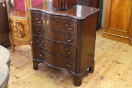 Mahogany serpentine front chest of four drawers on bracket feet