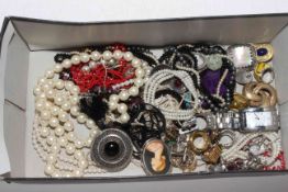 Box of jewellery,
