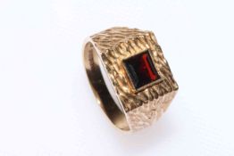 Gents 9 carat gold garnet ring