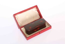 A FRENCH RED LACQUER SNUFF BOX, EARLY 20TH CENTURY, rectangular with rounded ends and hinged cover,