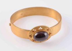 AN EARLY 19TH CENTURY GARNET SET BANGLE,