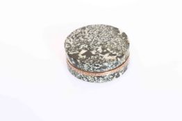 A GOLD MOUNTED SERPENTINE SNUFF BOX, EARLY 19TH CENTURY, circular,