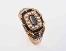 AN EARLY VICTORIAN MEMORIAL RING,