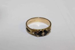 A 9 CARAT GOLD, ENAMEL AND SEED PEARL MOURNING RING, Chester 1901.