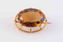 A CITRINE BROOCH,