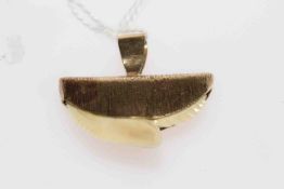 9 carat gold shark tooth pendant