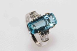 18 carat gold and Pippin cut aquamarine and diamond shoulder ring, aquamarine approximately 4.