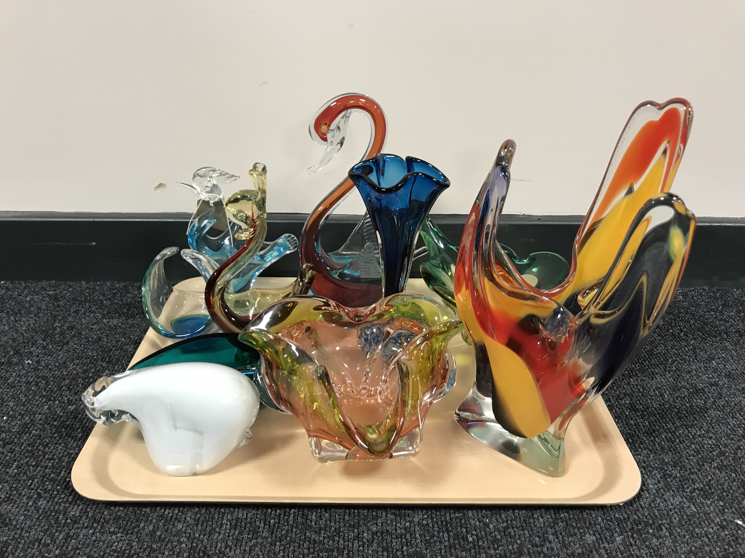 A tray of nine pieces of decorative glass ware and a polar bear paperweight CONDITION