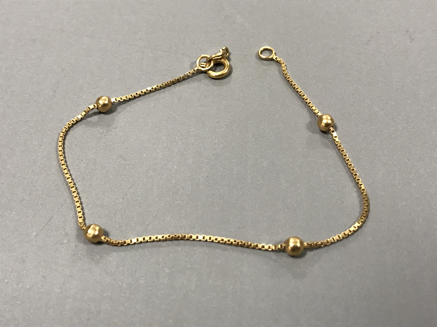 An 18ct gold bracelet, 2.