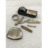 A silver napkin ring in case, together with 5 pen knives,