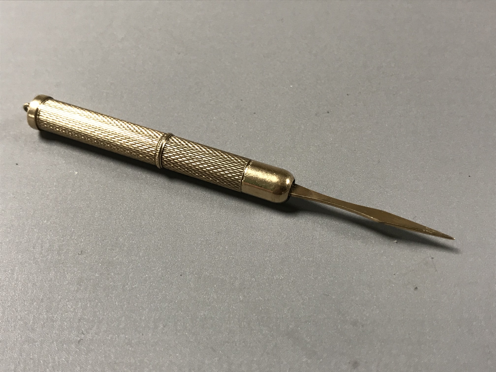 A 9ct gold propelling tooth pick, 6.6g.