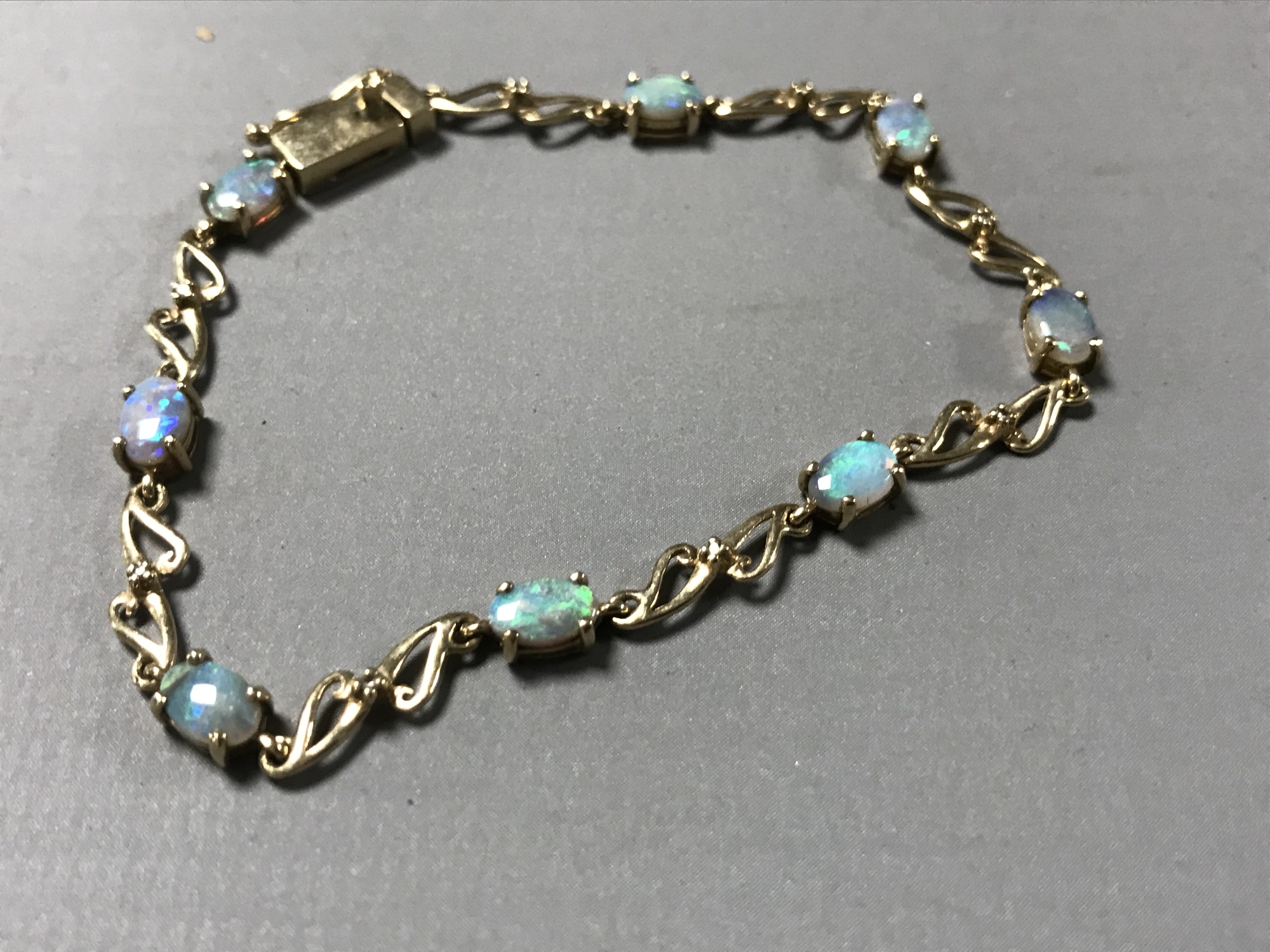 A 9ct gold opal set bracelet 5.1g.