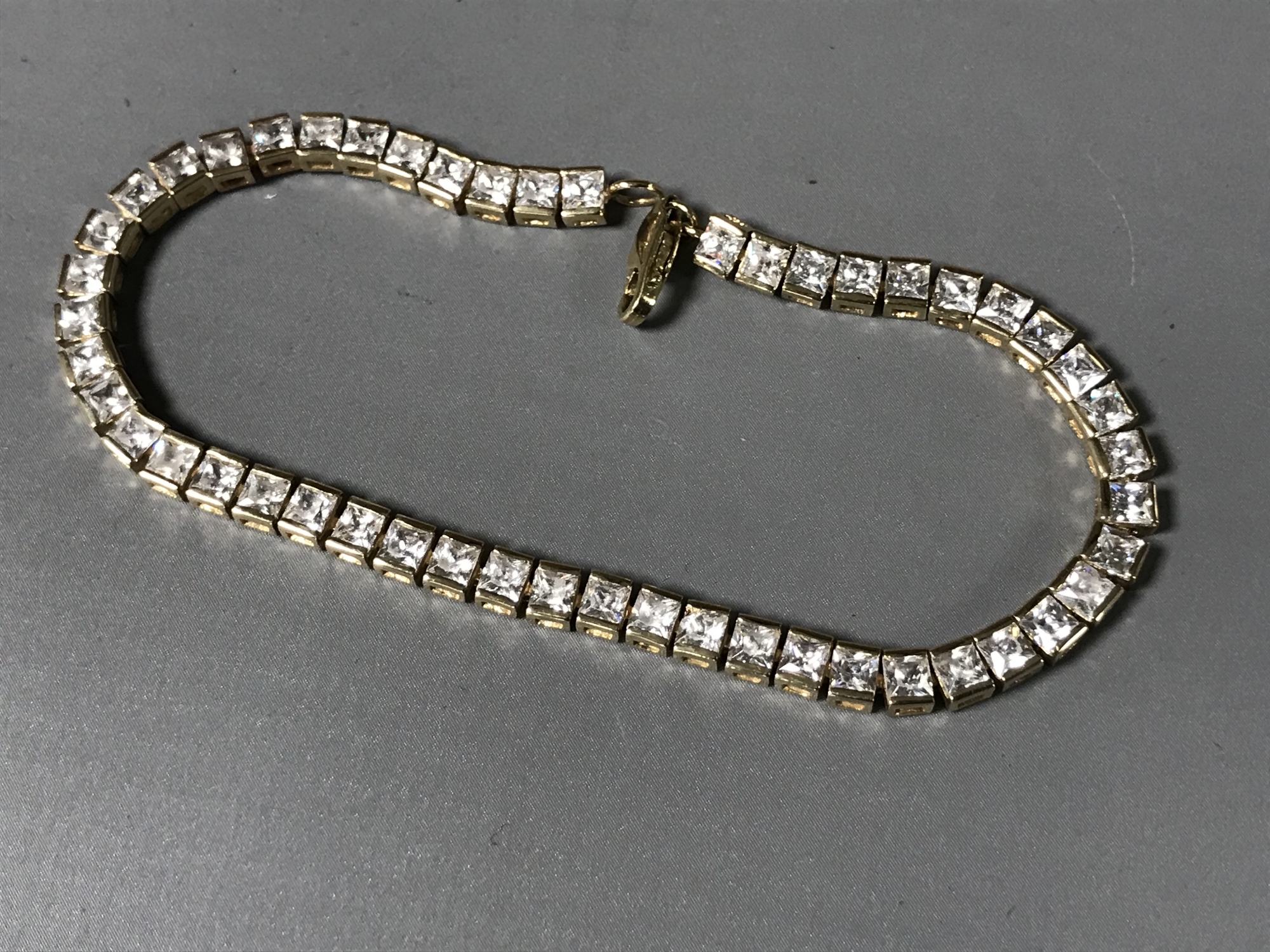 A 9ct gold tennis bracelet set with cubic zirconia, 9.7g.