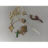 A collection of 9ct jewellery to include - a garnet brooch, green stone set crucifix and chain,