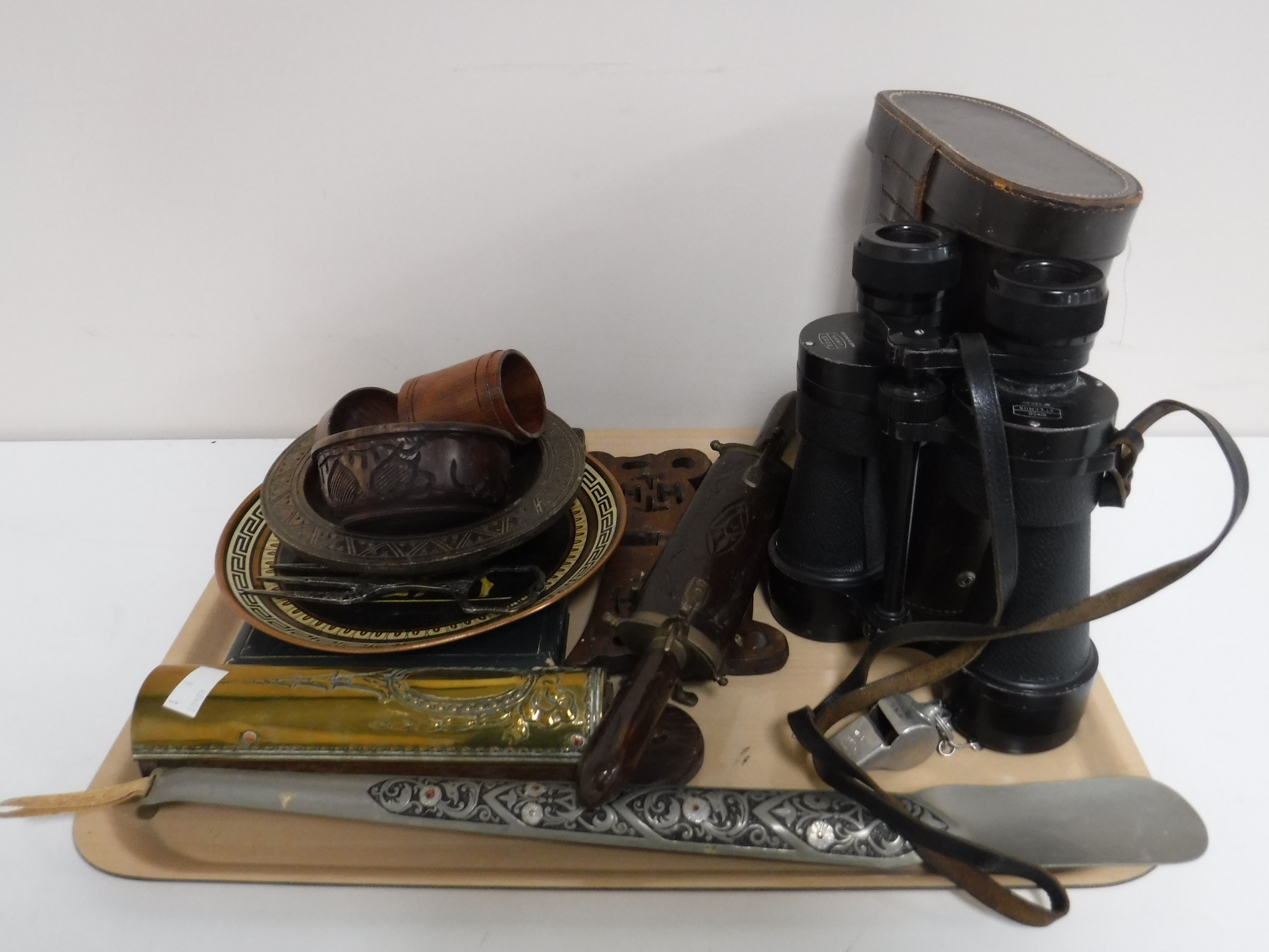 A tray of brass Art Nouveau wall bracket, shoe horn, Eastern knives in sheaths, wooden bowls,