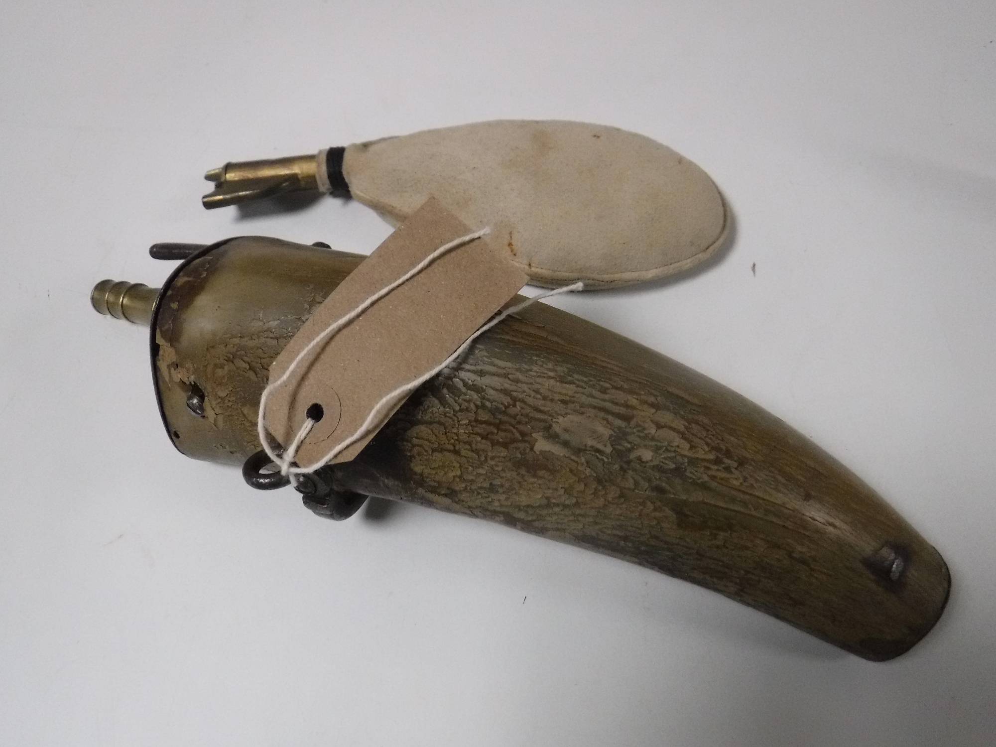 A horn powder flask, together with a shot pouch and 4 tribal arrows. - Image 3 of 3