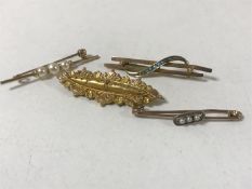 Four various gold brooches, 7.