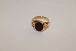An antique 9ct gold agate set signet ring,