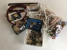 A box of various costume jewellery (Q)
