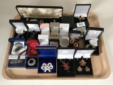 A tray of various costume jewellery, brooches, earring and necklace set,