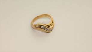 An 18ct gold eight stone diamond ring, 5.