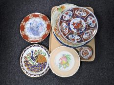 A tray of thirteen assorted oriental and continental wall plates and a Japanese porcelain bowl