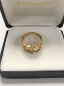 A two-tone 9ct gold dress ring, size O/P.