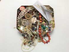 A tin of costume jewellery (Q)