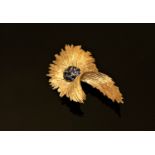 An 18ct gold floral spray brooch CONDITION REPORT: 20.