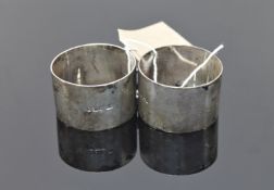 A matching pair of silver napkin rings (2)