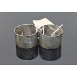 A matching pair of silver napkin rings (2)