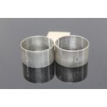 A matching pair of silver napkin rings (2)