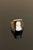 A gold hardstone cameo ring