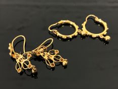 Two pairs of yellow metal earrings, 5g.