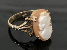 A 9ct gold cameo ring, size K.