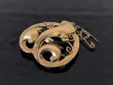 An 18ct gold brooch with safety chain, 3.6g.