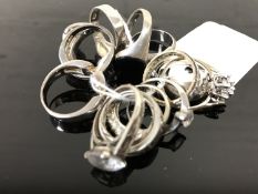 Fifteen sterling silver and white metal dress rings (15)