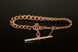 A 9ct gold curb link bracelet with T-bar CONDITION REPORT: 31.