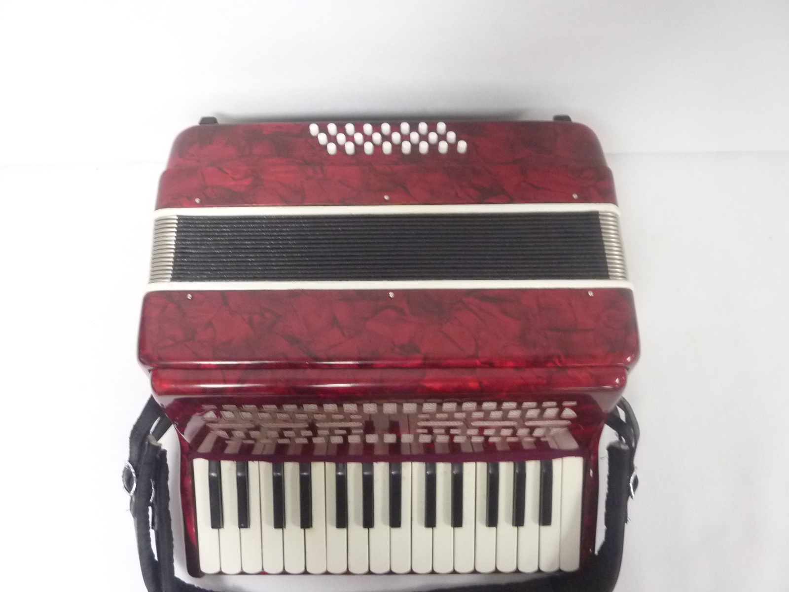 Piano accordion in marbled red, unbranded, in carry case. - Bild 3 aus 3