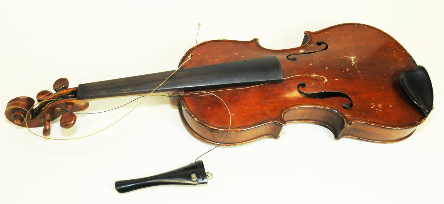 Antique full size violin, the two piece 14" back impressed "Solo", no label, as found, - Bild 2 aus 14