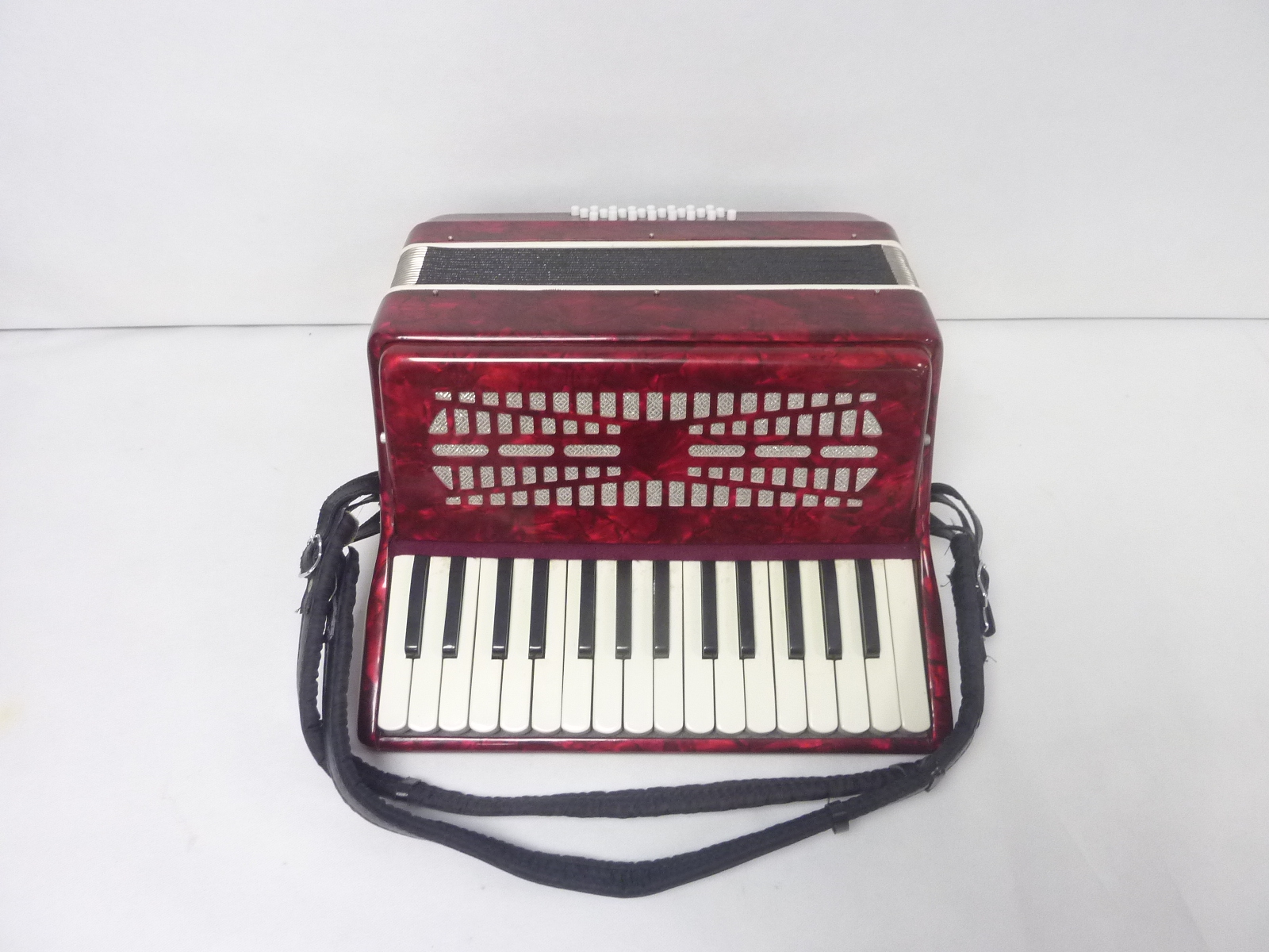 Piano accordion in marbled red, unbranded, in carry case. - Bild 2 aus 3