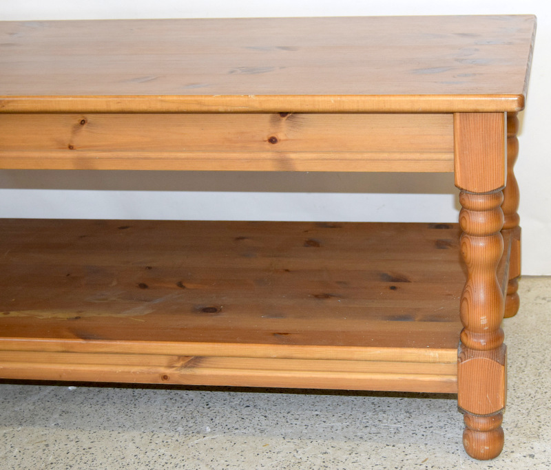 small pine coffee table - Image 2 of 2