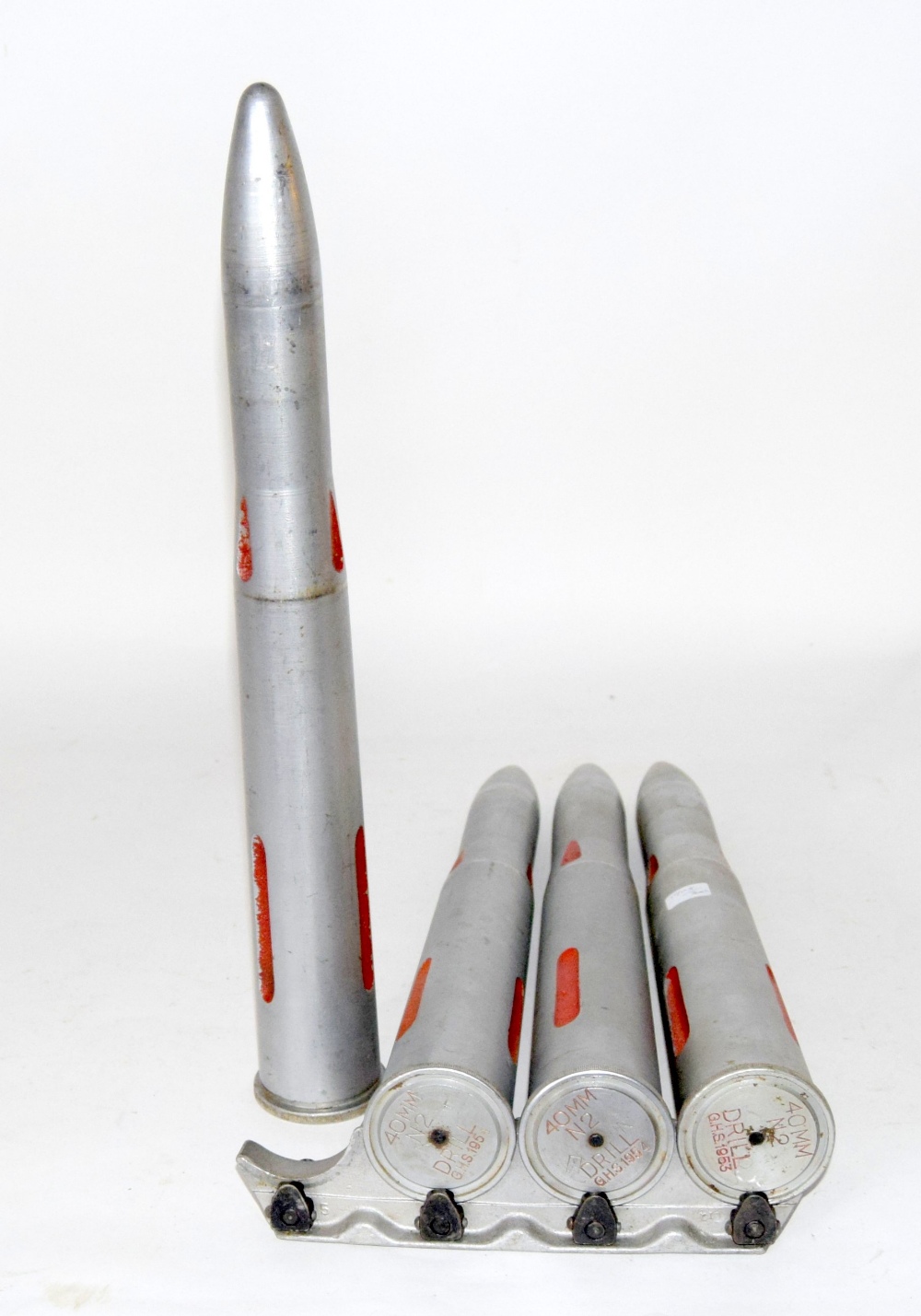 A clip of four British Naval 40mm N2 BOFORS drill rounds 45cms in length - Image 4 of 8