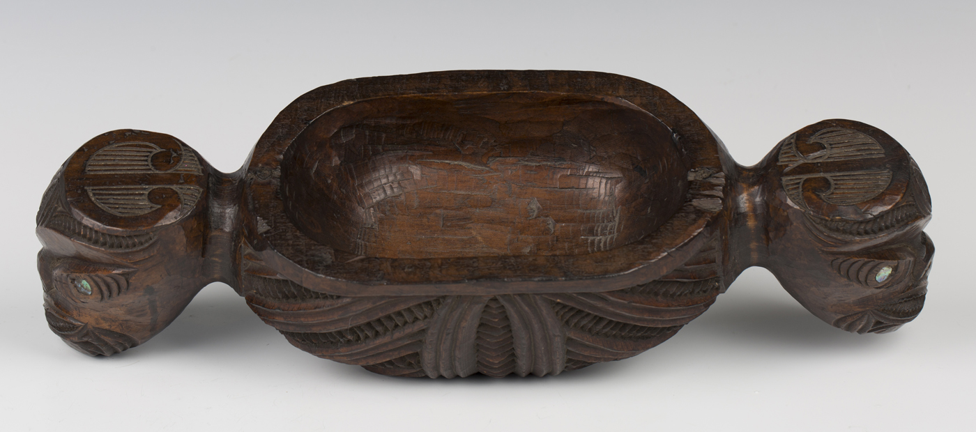 A Maori carved hardwood papa hou (treasure box), probably early 20th century, the ovoid body - Image 5 of 6