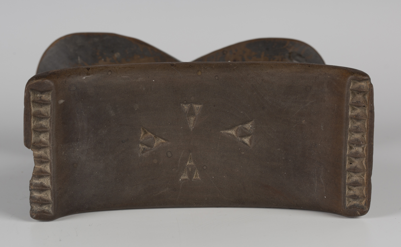 A Shona carved wooden headrest, Zimbabwe, the curved rectangular upper platform above a twin support - Image 5 of 6