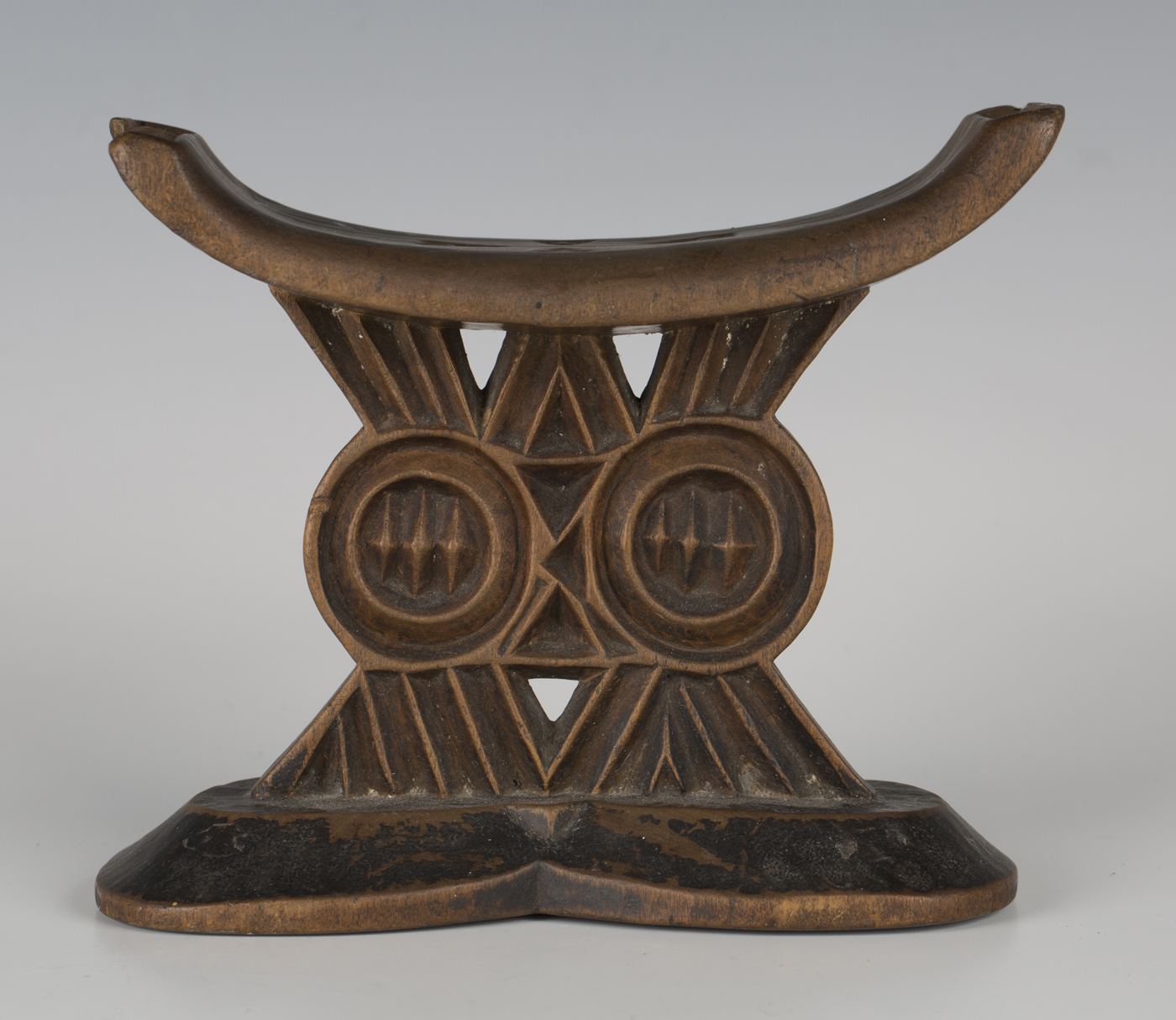 A Shona carved wooden headrest, Zimbabwe, the curved rectangular upper platform above a twin support - Image 6 of 6